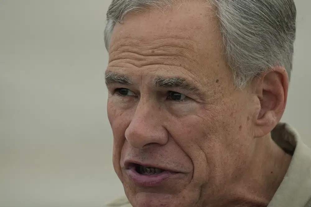 El gobernador de Texas, Greg Abbott, en una conferencia el 8 de mayo de 2023