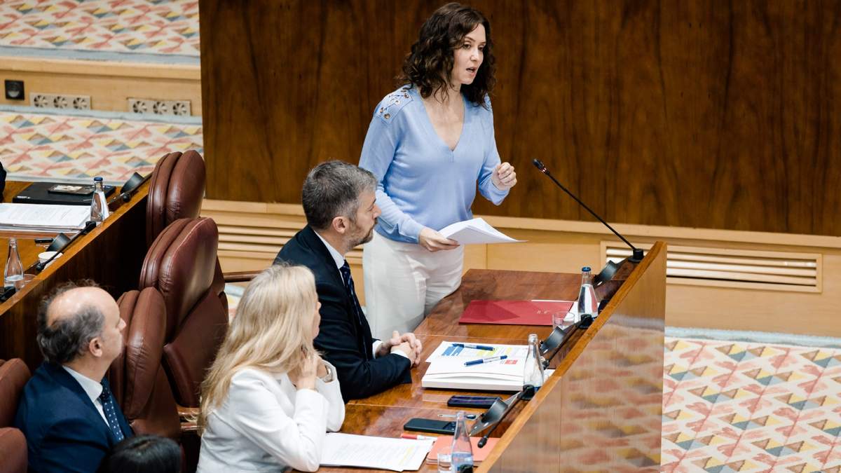La presidenta de la Comunidad de Madrid, Isabel Díaz Ayuso, interviene durante una sesión plenaria en la Asamblea de Madrid