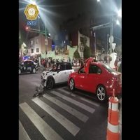 Arman arrancones en Eje Central, ocasionan choque, un incendio y atropellan a un ciclista