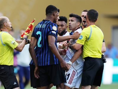 Escándalo: el verdadero motivo de la pelea entre el Huevo Acuña y Denzel Dumfries