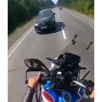 Motociclista termina con el pie deshecho tras querer rebasar un tráiler (Video)
