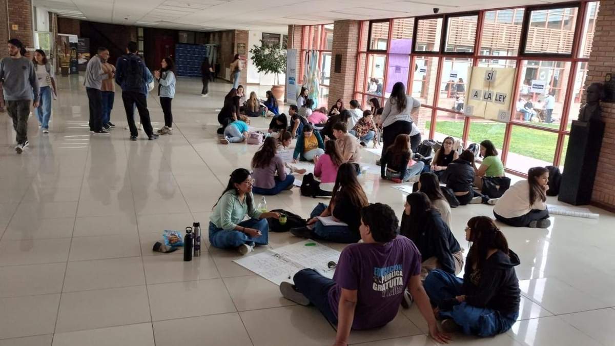 Estudiantes de abogacía piden prórroga para recibirse con el plan de estudios anterior