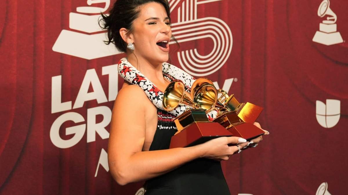 Nathy Peluso sostiene sus tres premios en la ceremonia del Latin Grammy el jueves 14 de noviembre de 2024, en Miami