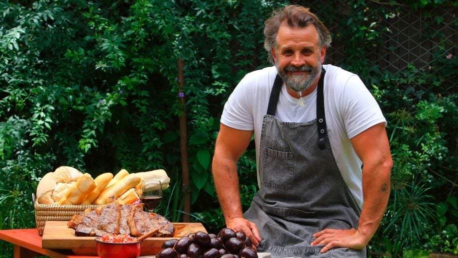Christian Petersen cocina para un hogar. Fuentes: (Instagram)