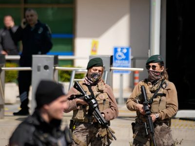 Hombres armados atacan a la policía del edificio que alberga el consulado israelí en Estambul