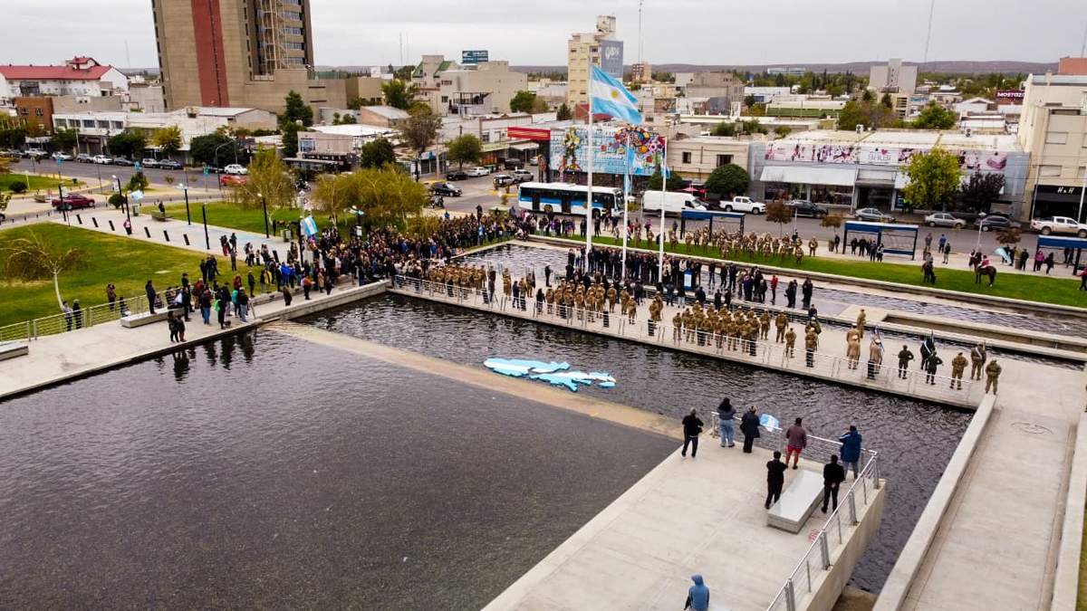 Acto Malvinas. Fuente: (Neuquén Informa)