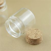 Si tenés frascos de crema vacíos y algunos corchos, armá este coqueto portavelas, ideal para tu dormitorio