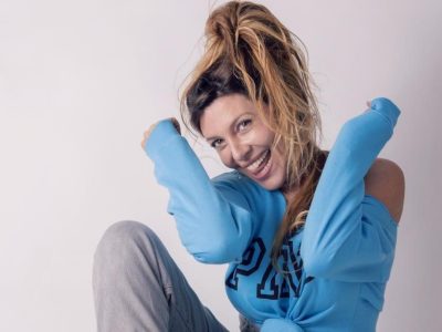 A los 52 años, Mónica Ayos tiene la rutina de ejercicios perfecta para conseguir brazos firmes y abdomen de acero
