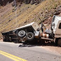 Un camionero se encuentra grave tras volcar en la ruta 7