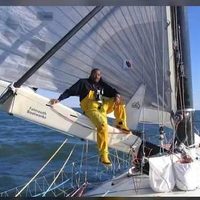 Localizan embarcación volcada en Acapulco, pero marinero estadunidense sigue desaparecido