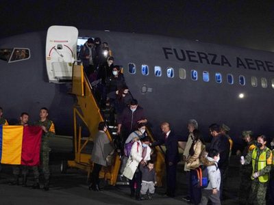 Llega el avión de la Armada con 81 personas rescatadas de la zona de conflicto en Ucrania (Video)