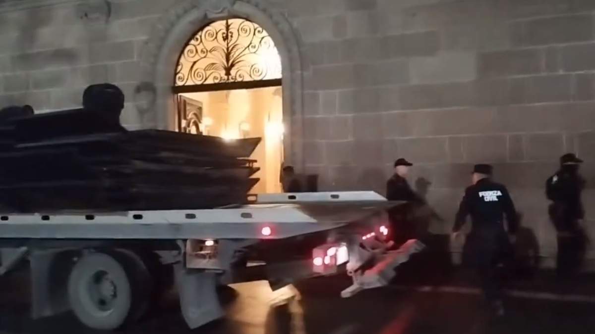 Elementos de Fuerza Civil con las vallas colocadas