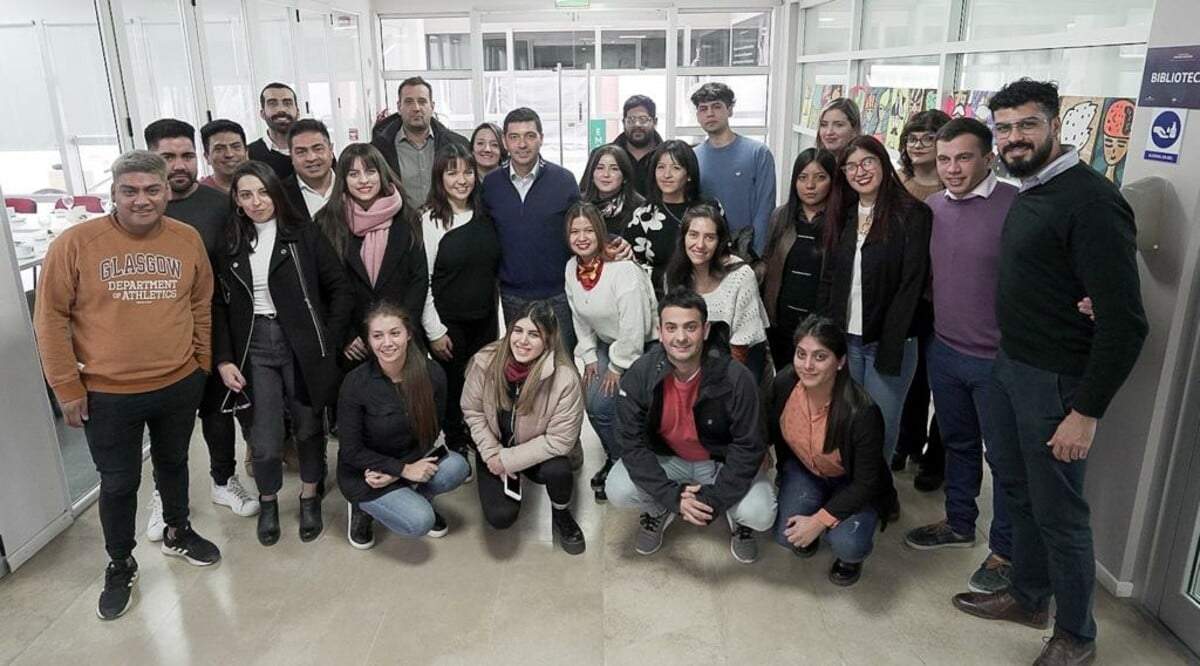 Con aportes y sugerencias de los jóvenes, Koopmann avanza en una ley que garantice el acceso al primer empleo. Fuente: (Facebook)