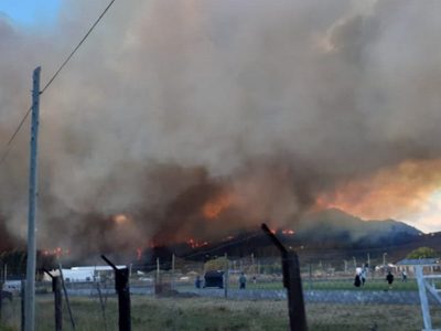 Juego peligroso en Chubut: el increíble video de un partido de fútbol en pleno incendio