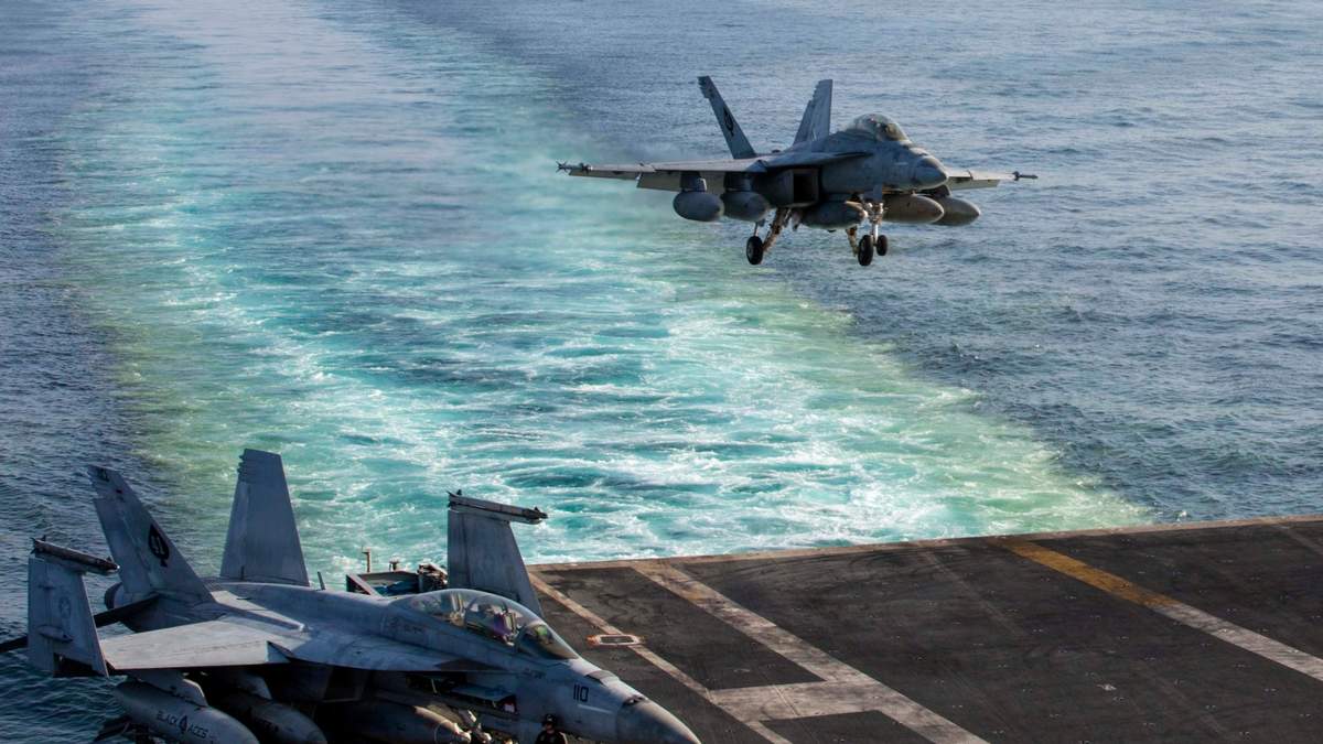Imagen entregada por el Comando Central de Estados Unidos que muestra a un avión aterrizando en el portaaviones USS Abraham Lincoln