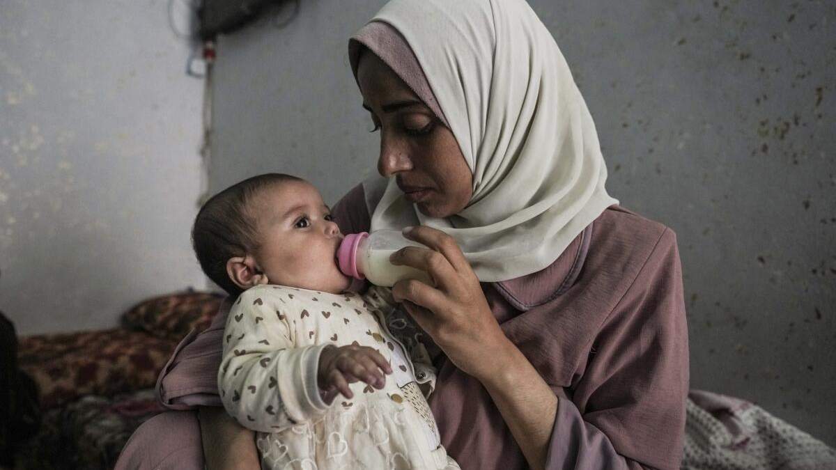 Rola Saqer alimenta a su bebé Masa Mohammad Zaqout en la casa de sus padres en el vecindario de Zawaida, en el centro de Gaza, el jueves 4 de abril de 2024. Zaqout nació el 7 de octubre, el día que estalló la guerra entre Israel y Hamás. Las madres que dieron a luz ese día temen que sus bebés de seis meses no han conocido más que una guerra brutal caracterizada por la falta de alimento para bebés, condiciones antihigiénicas en los refugios y el impacto de los ataques aéreos