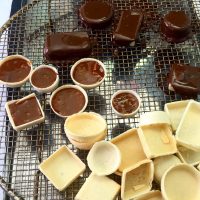 Cuadraditos de chocolate y coco sin TACC y sin lácteos: listos en pocos minutos para el antojo dulce