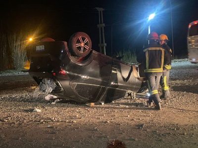 Dos turistas volcaron con su automóvil en la ruta 7 a la altura del ingreso a Vista Alegre