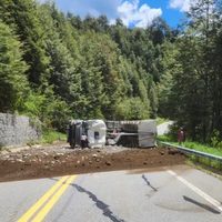 Pronóstico reservado para el conductor del camión que volcó en la Ruta de los 7 Lagos