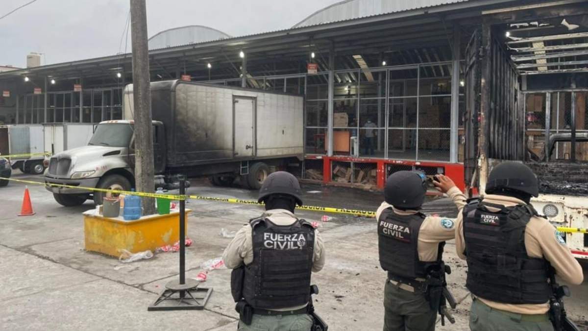 Agentes estatales acordonaron la bodega incendiada