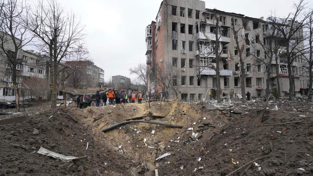 Las secuelas de un bombardeo ruso en Járkiv, Ucrania, el 2 de enero de 2024