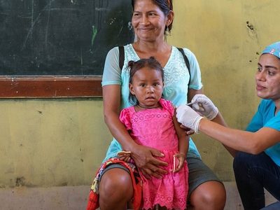 Violan derechos humanos los países ricos que no renuncian a derechos de la vacuna del Covid 19: ONU