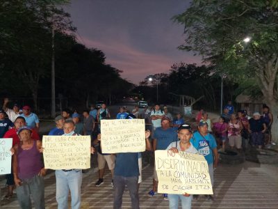 Artesanos mayas bloquean los accesos a Chichén Itzá; denuncian intento de desalojo