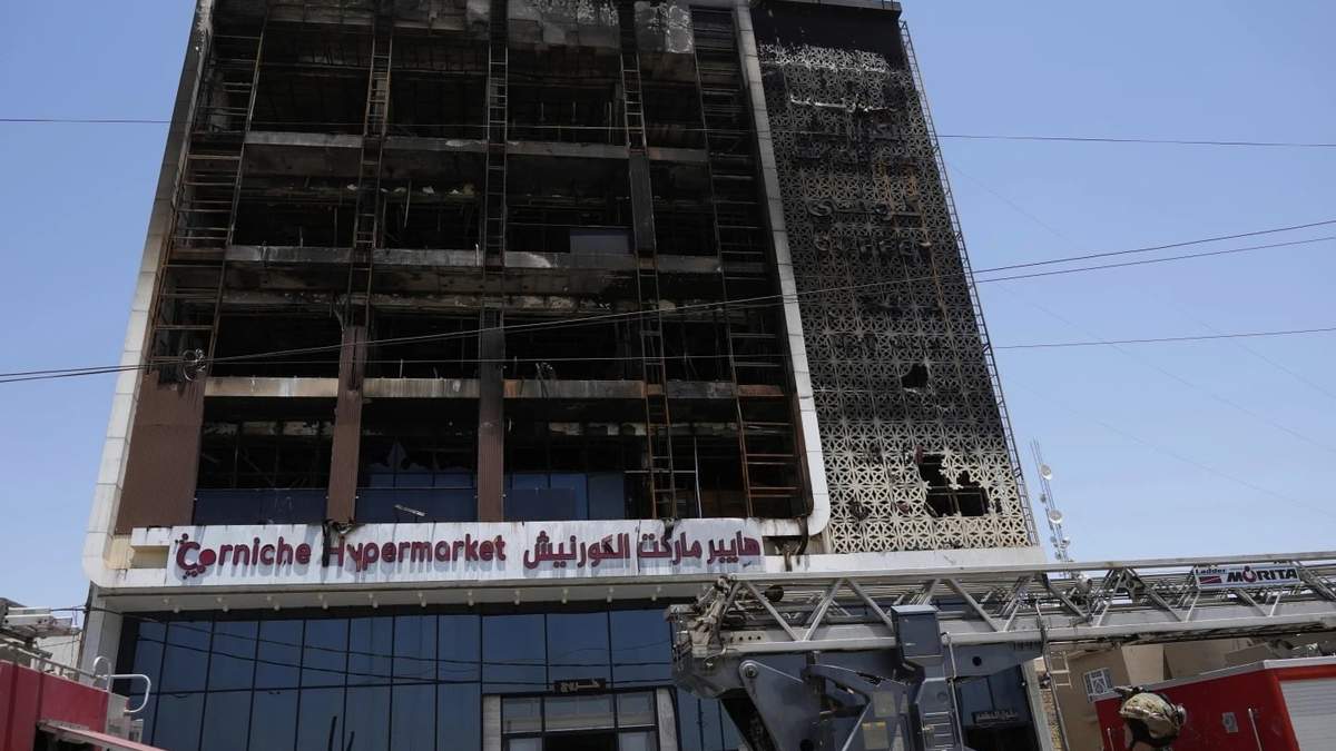 Autoridades intentan identificar 18 cadáveres en el mortal incendio de un centro comercial en Irak