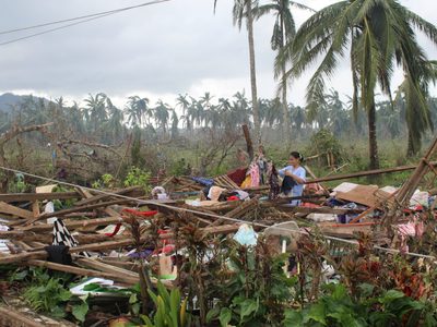 Al menos 169 muertos y medio millón de desplazados por el tifón "Rai" en Filipinas
