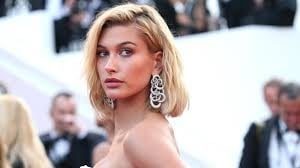 ¡Muy pequeño! Hailey Baldwin celebró el año nuevo con un bikini apretado