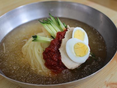 Naengmyeon: los singulares fideos coreanos para combatir el calor