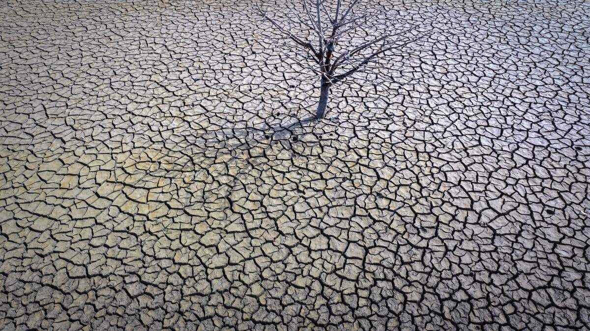 Evidencia de la sequía en el embalse Sau, al norte de Barcelona, España