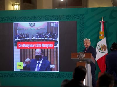 AMLO exhibe doble postura de Lorenzo Córdova y Ciro Murayama sobre tarjetas