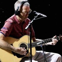 Clapton afirma que la gente se vacunó contra el covid bajo “hipnosis de formación masiva”