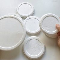 No tires las tapas de los envases de telgopor: así de fácil podés crear estas mini pinturas para decorar la pared