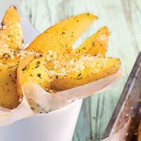 Papas con queso parmesano extra crujientes: probá esta versión que no tiene nada que envidiarles a las papas fritas clásicas