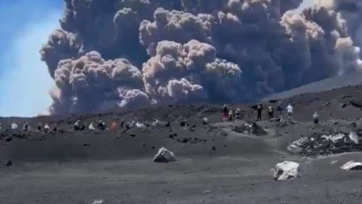Turistas al pie del Etna