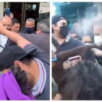 Agentes de la Fiscalía de Puebla rocían gas lacrimógeno a familiares de una víctima de feminicidio