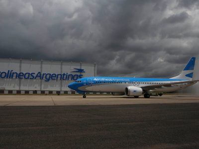 Aerolíneas Argentinas pagará la mitad del sueldo a sus empleados