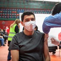 Marcos Koopmann recibió la tercera dosis y alentó a los neuquinos a vacunarse