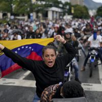 Miles protestan en el barrio pobre más grande de Caracas contra la reelección de Maduro