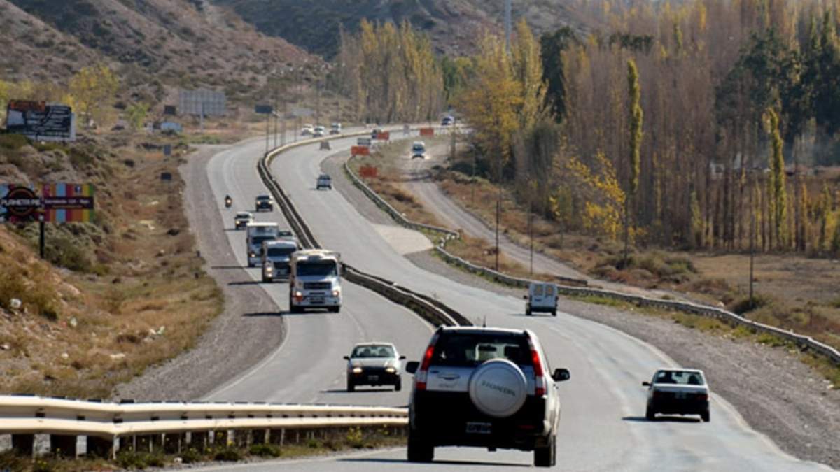 Tránsito en la ruta N° 7 entre Neuquén y Centenario. Fuente: (Twitter)