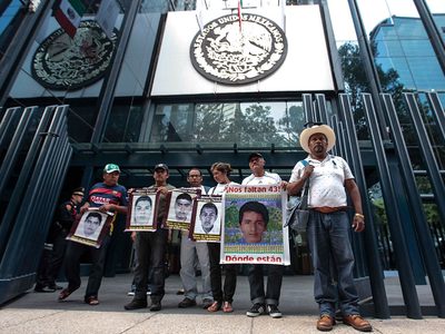 Padres de los 43 emplazan a la PGR a separar del cargo a Tomás Zerón e investigarlo