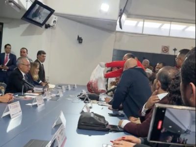 Lanzan cabeza de cerdo durante negociación entre autoridades de la UNAM y sindicato (Video)