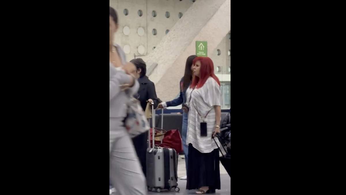 Layda Sansores en el aeropuerto