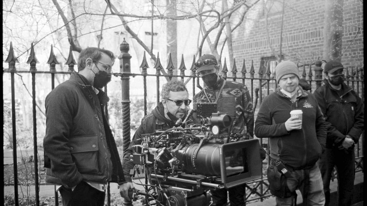 El director Alonso Ruizpalacios, en el centro, en el set de la película "La cocina"