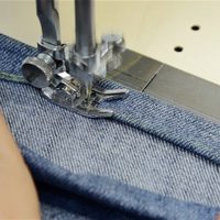 Levantá el ruedo de tus pantalones favoritos en dos simples pasos y sin usar máquina de coser