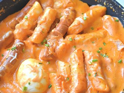 La versión de Tteokbokki sin mucho picante que es muy fácil de hacer en casa