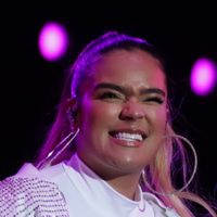 ¡IMPERDIBLE! Karol G es furor en redes por… ¡Manejar una lancha! ¿Nuevo hobby?