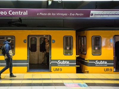 Un usuario del subte falleció en una estación y modificó el cronograma de las formaciones